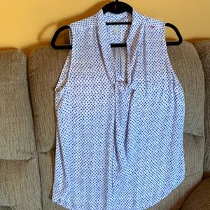 Halogen blue and white quadrfoil pattern flowy top w neck tie sleeveless top szM